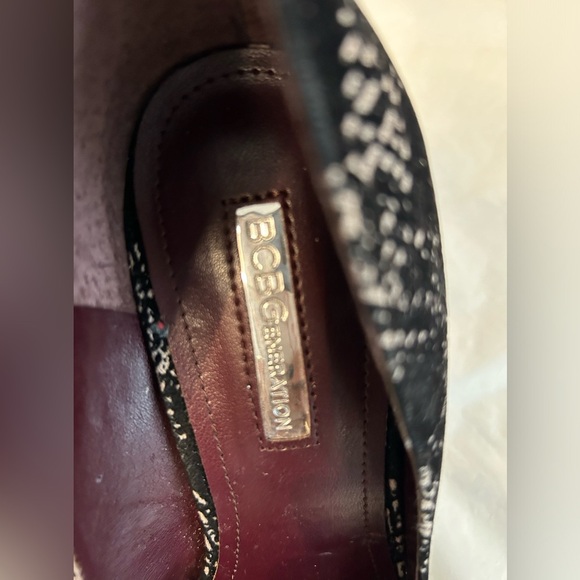 BCBGeneration black &‎ tan velvet heels. Size 8M. Like new in great condition. - Picture 9 of 10